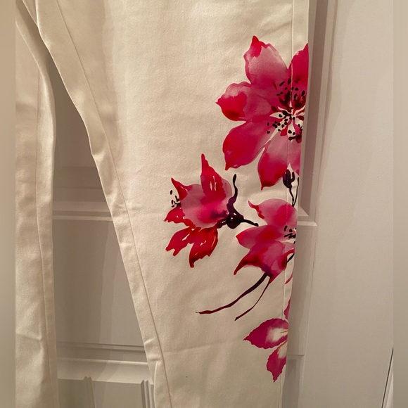 NWOT Women’s Venus White Skinny Jeans Size 10 with Floral Decals on the Legs - Picture 6 of 9